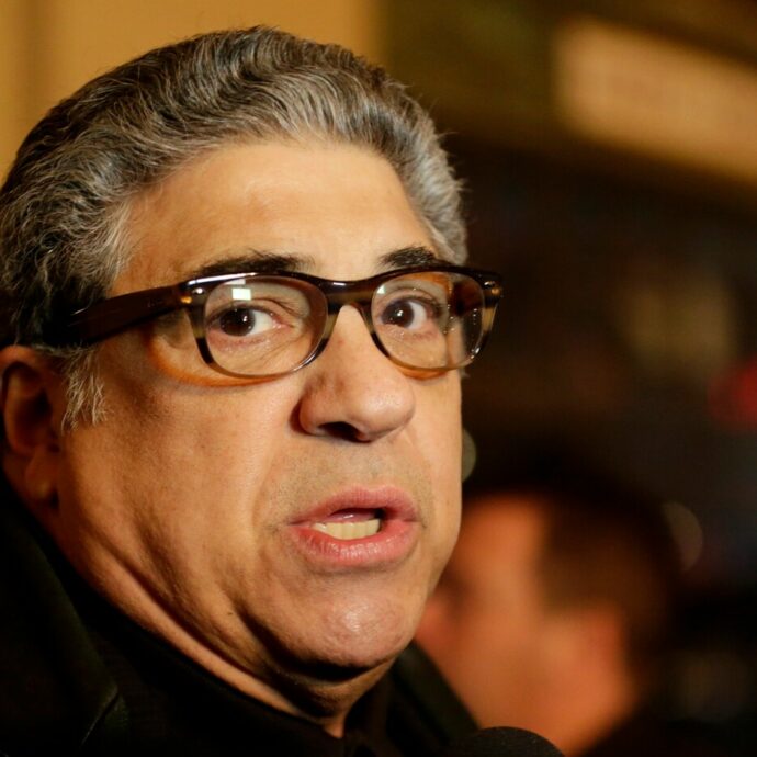 È morto Vincent Pastore, l’attore famoso per aver interpretato il mafioso Salvatore “Big Pussy” Bonpensiero nella serie cult “I Soprano”