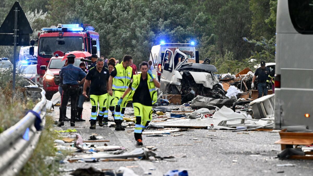 Incidente stradale tra pullman e camper a Colli sul Velino, 6 morti e 26 feriti, soccorso in atto, immagine di approfondimento