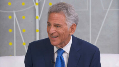 Copertina di “L’ho osservato come un falco e mi sono detta, ok non sto impazzendo ha l’Alzheimer”: la confessione della moglie di Bill Ritter che ha “smascherato” la malattia
