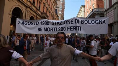 Copertina di Strage di Bologna, al corteo anche i familiari di Fakir. Mattarella: “Strage neofascista per distruggere la democrazia”