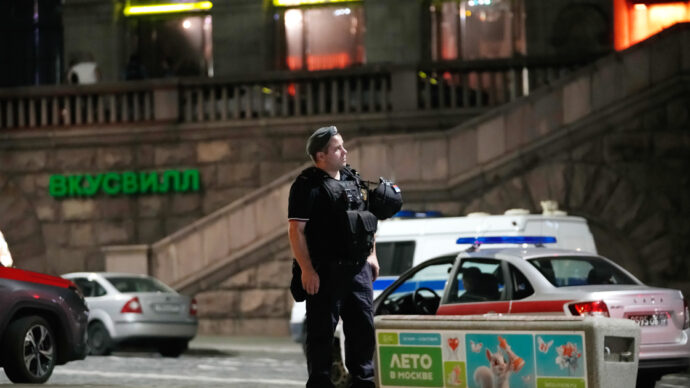 Attentato a Mosca, i morti salgono a 5. L’ambasciata russa: “I terroristi ucraini vogliono intimidire gli italiani che lavorano in Russia”
