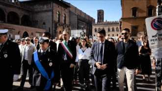 Copertina di Strage di Bologna, i cittadini applaudono il sindaco Lepore dopo le minacce per il caso Fakir – Video