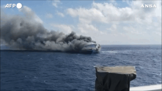 Copertina di Traghetto prende fuoco in Indonesia, cinque morti e 41 dispersi: il video dell’incidente