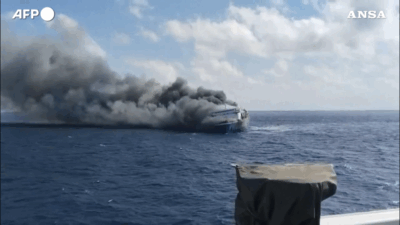 Copertina di Traghetto prende fuoco in Indonesia, cinque morti e 41 dispersi: il video dell’incidente
