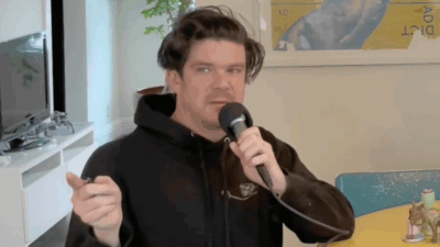 Copertina di Il chitarrista dei Modest Mouse cacciato dal gruppo: Simon O’Connor è accusato di aver mandato messaggi hot a una fan minorenne. Lui si difende: “L’ho scambiata per un’altra”