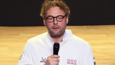 Copertina di “Quindici anni fa non c’era aria condizionata in cucina, si lavorava a temperature estreme e in piedi per più di 14 ore sei giorni su sette. Poteva non esserci nervosismo?”: parla chef Arnaud Donckele