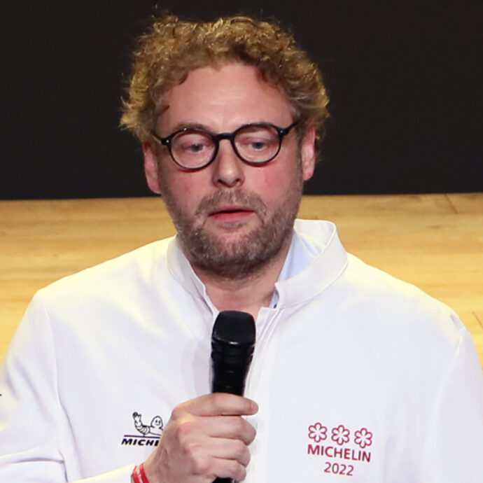 “Quindici anni fa non c’era aria condizionata in cucina, si lavorava a temperature estreme e in piedi per più di 14 ore sei giorni su sette. Poteva non esserci nervosismo?”: parla chef Arnaud Donckele