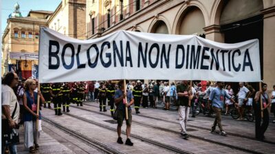 Copertina di Strage di Bologna, al corteo anche i familiari di Fakir. Mattarella: “Neofascisti volevano distruggere la democrazia”