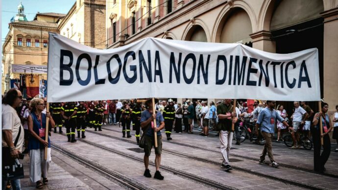 Strage di Bologna, il corteo per l’anniversario: ci sono i familiari di Fakir. Mattarella: “Neofascisti volevano distruggere la democrazia”