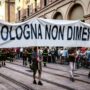 Copertina di Strage di Bologna, al corteo i familiari di Fakir. Mattarella: “Neofascisti volevano distruggere la democrazia”