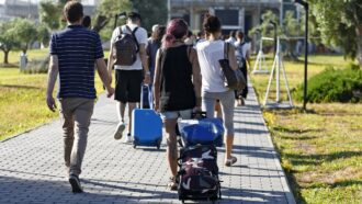 Copertina di Calderone e “il Paese delle opportunità” – Le storie: “Sono emigrata in Germania a 44 anni e sono rinata”. “In Italia guerra tra poveri”. “Serviamo stanchi, precari e ricattabili”