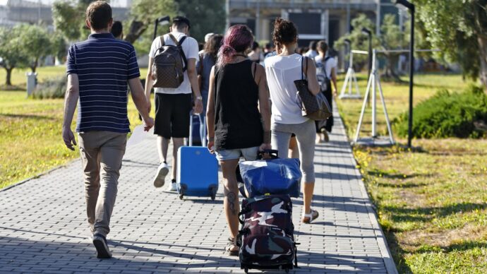 Calderone e “il Paese delle opportunità” – Le storie: “Sono emigrata in Germania a 44 anni e sono rinata”. “In Italia guerra tra poveri”. “Serviamo stanchi, precari e ricattabili”