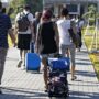 Copertina di Calderone e “il Paese delle opportunità” – Le storie: “Sono emigrata in Germania a 44 anni e sono rinata”. “Serviamo stanchi, precari e ricattabili”