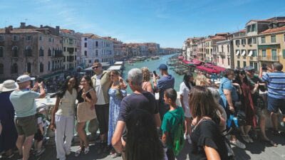 Copertina di Cent’anni di turismo: da quello del “boom”  al traino degli stranieri
