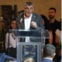 Copertina di Strage di Bologna, Meloni parla di “pagina buia” e ignora le (molte) sentenze. I familiari: “In realtà c’è una luce straordinaria e mostra la matrice neofascista”