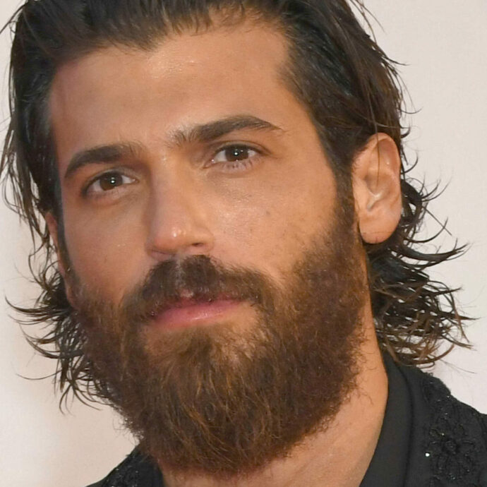 “So perfettamente che l’aspetto fisico fa parte della mia immagine e non posso negarlo. Ma per me è importante che non diventi un limite”: parla Can Yaman