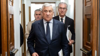 Copertina di Ceuta, Tajani incalzato dal giornalista sul confine con la Spagna (che non esiste). E il ministro rispolvera “il ritorno dell’Isis”