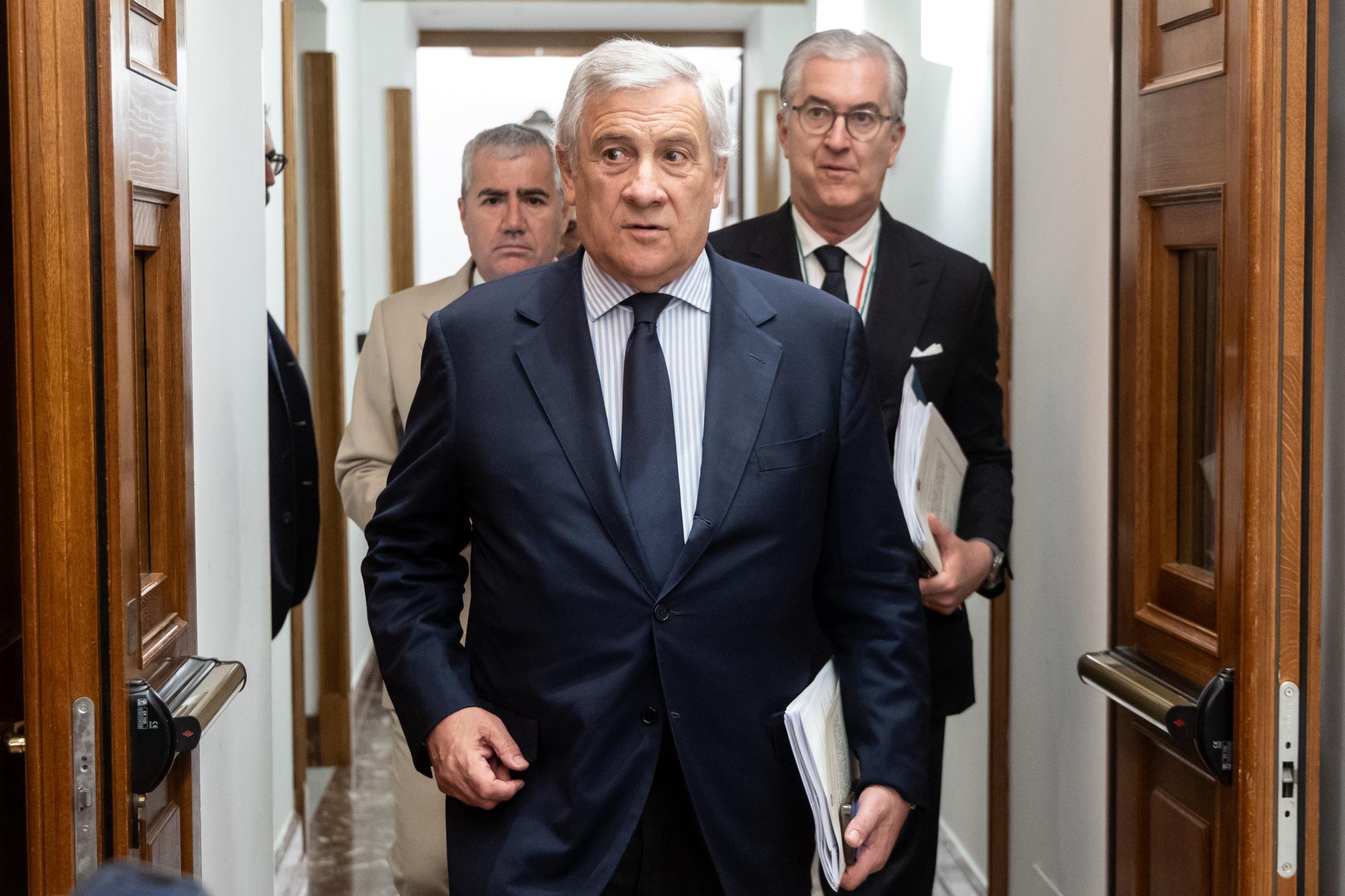 ceuta tajani incalzato dal giornalista sul confine con la spagna che non esiste e il ministro rispolvera il ritorno dell8217isis da Ilfattoquotidiano.it ceuta tajani incalzato dal giornalista sul confine con la spagna che non esiste e il ministro rispolvera il ritorno dell8217isis
