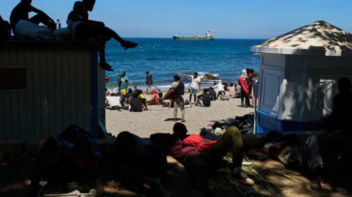 Ceuta, la Spagna accusa il Marocco: “Persone mandate a morire”. Aperta un’indagine per traffico di esseri umani