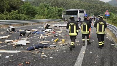 Copertina di Tamponamento a catena sulla Terni-Rieti: cento metri di detriti e lamiere – il video