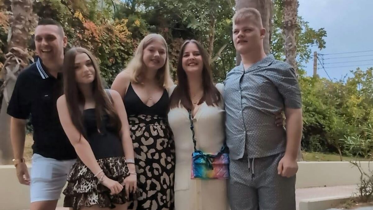 “Inciampavo e davo la colpa alla stanchezza. Mio figlio diceva ‘mamma ha le gambe di spaghetti’. Era la malattia del motoneurone”: la storia di Laura Fitt