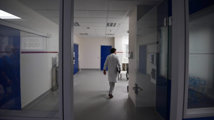 Napoli, medico preso a pugni dal marito di una paziente incinta: arrestato 26enne