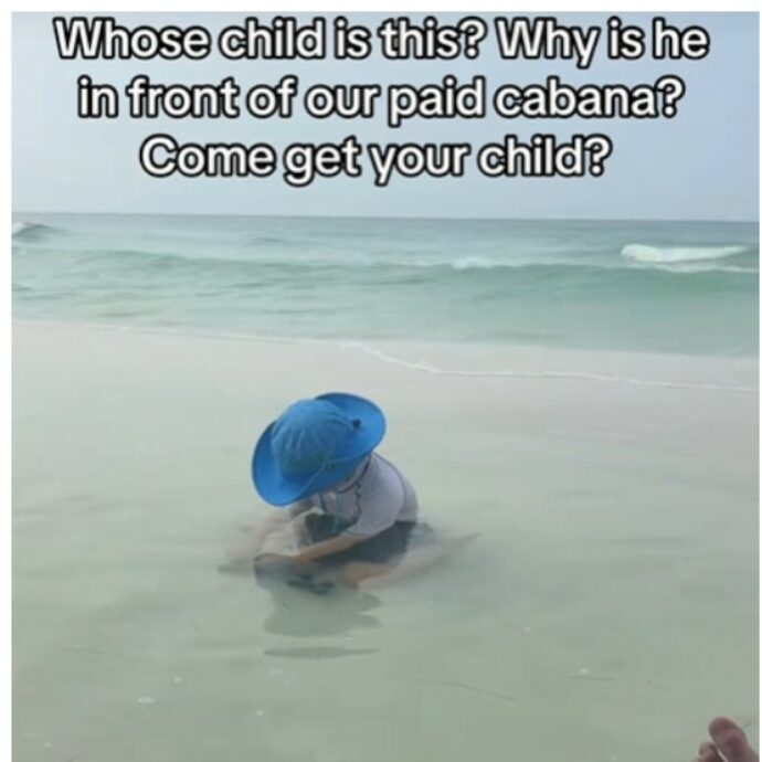 Filma un bambino mentre gioca in mare vicino al suo lettino a pagamento, lo sfogo sui social: “Perché si trova qui? L’Oceano è una macchina che affoga i bambini, ma ai genitori non frega più niente”