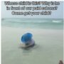 Copertina di Filma un bambino mentre gioca in mare vicino al suo lettino a pagamento, lo sfogo sui social: “Perché si trova qui? L’Oceano è una macchina che affoga i bambini, ma ai genitori non frega più niente”