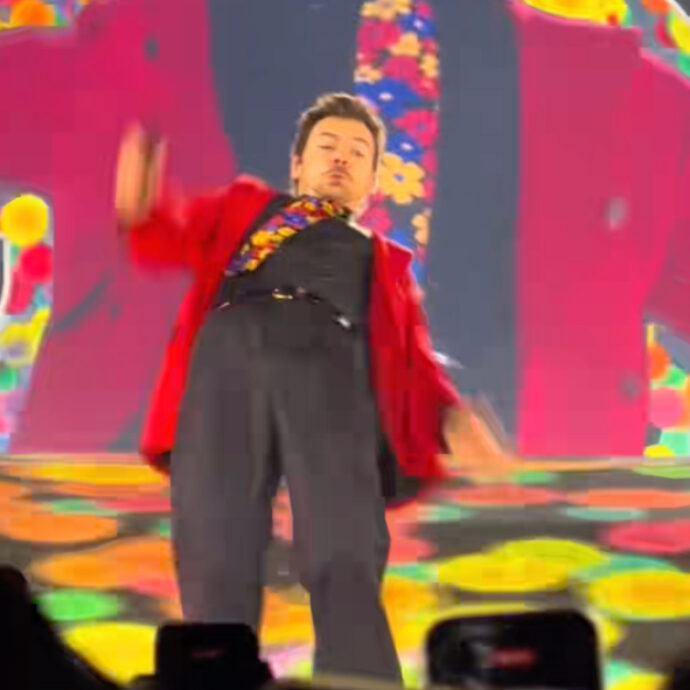 Si strozza con l’acqua, il malore sul palco e poi lo scivolone: un tour movimentato per Harry Styles – VIDEO