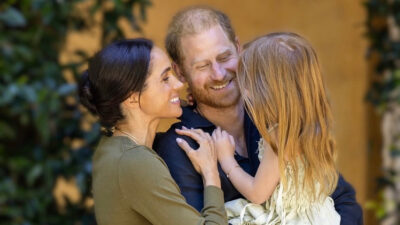 Copertina di La maledizione del “gene Windsor” colpisce anche il duca di Sussex: Meghan festeggia la figlia Lilibet, ma la foto rivela un dettaglio su Harry