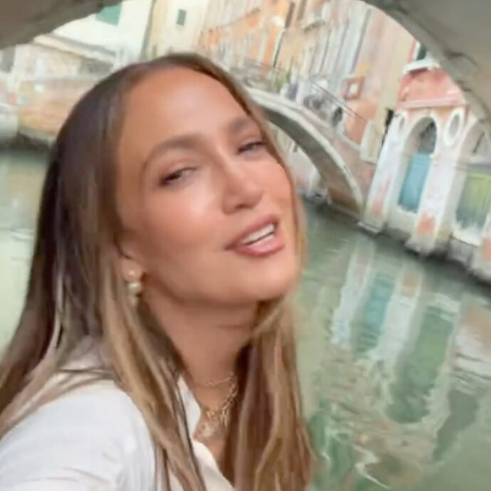 “Dovevo farlo”: Jennifer Lopez in gondola a Venezia omaggia “Like a Virgin” di Madonna, il video su Tik Tok è virale