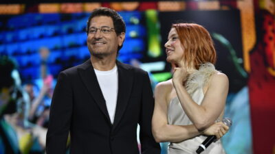 Copertina di “Noemi ci ha fatto preoccupare molto. Mi ha detto ‘pensa se fossi caduta durante le riprese, avremmo fatto un botto di ascolti!'”: lo rivela Enrico Papi