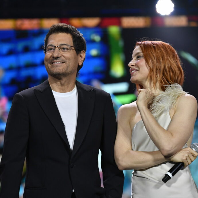 “Noemi ci ha fatto preoccupare molto. Mi ha detto ‘pensa se fossi caduta durante le riprese, avremmo fatto un botto di ascolti!'”: lo rivela Enrico Papi