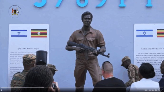 In Uganda una statua per Yonatan Netanyahu, fratello del premier israeliano. Il legame tra i due Paesi e l’ascesa di Bibi: i motivi
