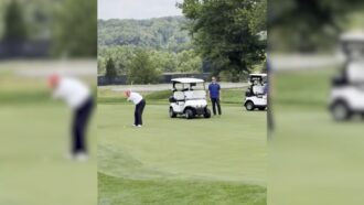 Copertina di “La pallina è telecomandata”. Trump annuncia di aver vinto il torneo di golf, ma il video del colpo diventa virale