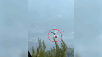 Copertina di Scontro tra elicotteri in Grecia, ecco il video del pauroso incidente in volo: salvi gli equipaggi