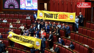 Copertina di Caso Delmastro, la protesta del M5s alla Camera: “Fuori le chat! Aprite la cassaforte!” | Video