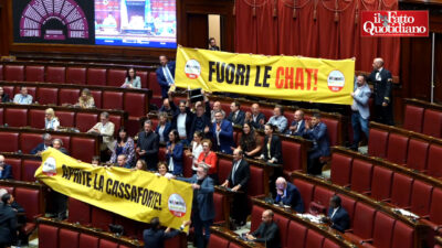 Copertina di Caso Delmastro, la protesta del M5s alla Camera: “Fuori le chat! Aprite la cassaforte!” | Video