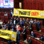 Copertina di Chat Delmastro, negata la visione dei documenti anche al presidente della Giunta. La protesta del M5s alla Camera: “ Aprite la cassaforte!” | Video
