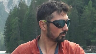 Copertina di Chi era Federico Venco, il motociclista ucciso per aver aiutato una sconosciuta: l’ex di lei lo ha falciato con l’auto