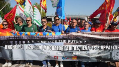 Copertina di Ex Ilva, i lavoratori in sciopero occupano la statale dopo lo stop all’area a caldo: “Intervento pubblico per la transizione”