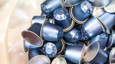 Copertina di Cialde e capsule del caffè: dal 12 agosto si potranno buttare senza svuotarle. Cosa cambia per aziende e consumatori