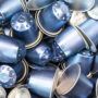 Copertina di Cialde e capsule del caffè: dal 12 agosto si potranno buttare senza svuotarle. Cosa cambia per aziende e consumatori