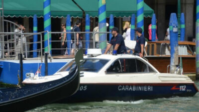 Copertina di Venezia, coppia litiga sul vaporetto: un marinaio interviene per placare gli animi ma viene scaraventato in acqua