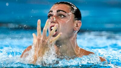 Copertina di Europei di nuoto, Pelati vince l’argento nel solo libero e lo dedica al nonno: “Era il mio primo fan”. È la sua quarta medaglia a Parigi