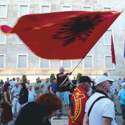 Copertina di L’Albania ha il suo stretto: vuol darlo a ricchi stranieri