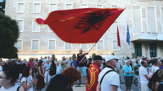 L’Albania ha il suo stretto: vuol darlo a ricchi stranieri