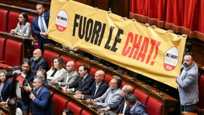 Copertina di Camera, chat Delmastro-Caroccia: palla alla Giunta per le Autorizzazioni