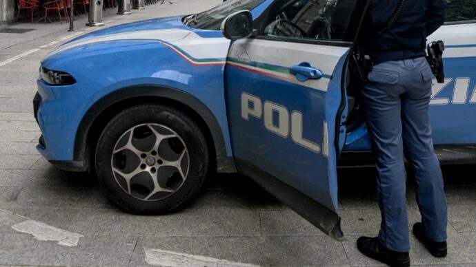 Dà un pugno al medico che visitava la moglie