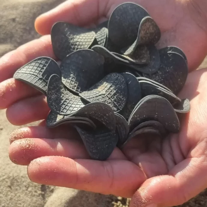 Il mistero dei dischetti di plastica nera dalla costa adriatica arriva in Puglia, cresce l’allarme sull’origine